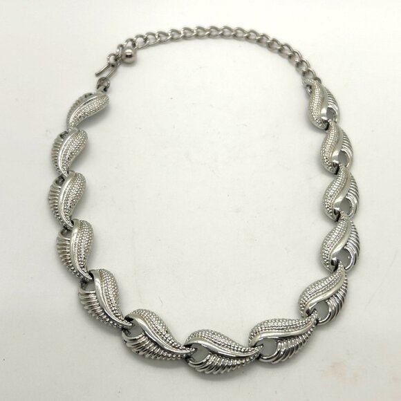 Silver-Tone Vintage Necklace Leaf Design & Hook Closure Adjustable Chain Elegant - Picture 2 of 16